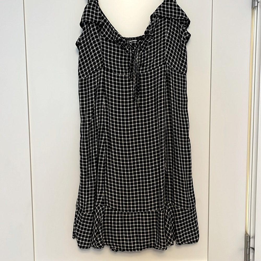 Black and white flowyish dress.Great condion.Never worn. From American Eagles.